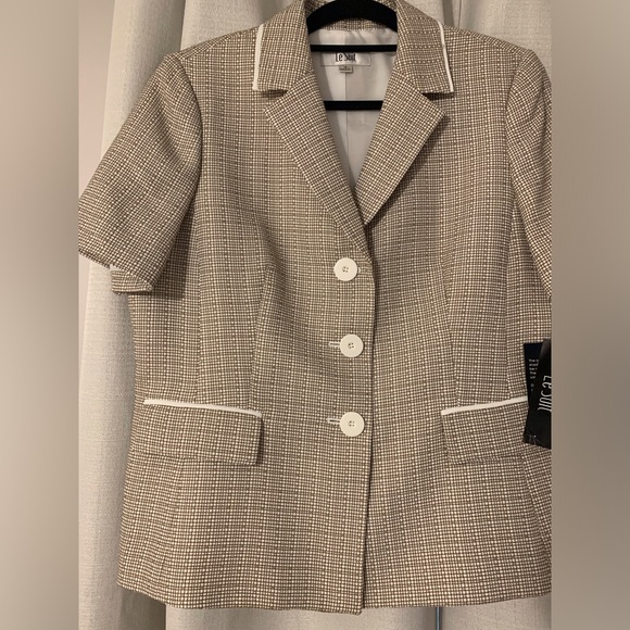 Le Suit Beautiful top. NWT. Size 16 - Picture 2 of 10